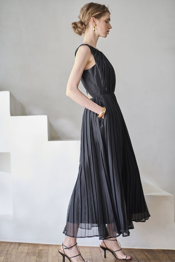 Jazmin Pleaded Dress   <br> -Black-