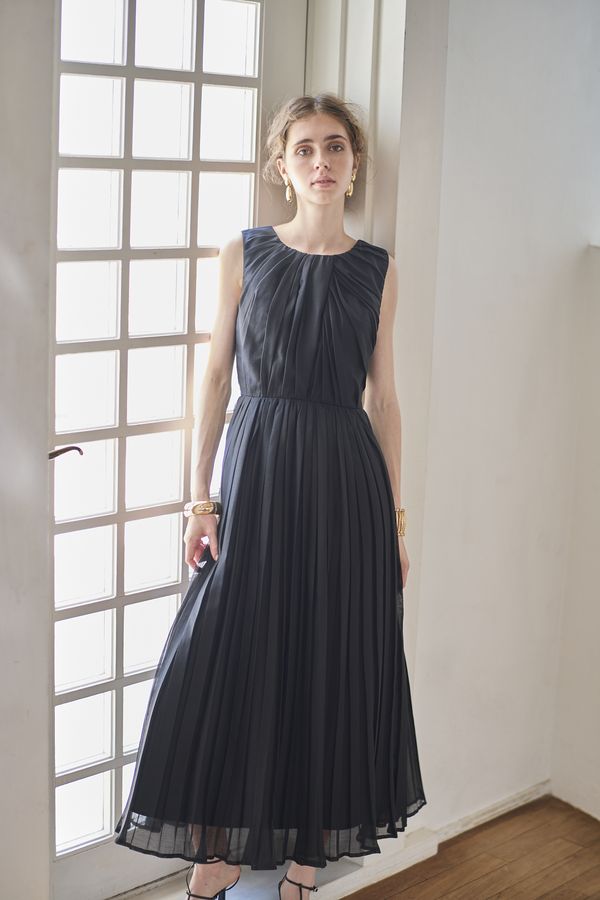 Jazmin Pleaded Dress   <br> -Black-