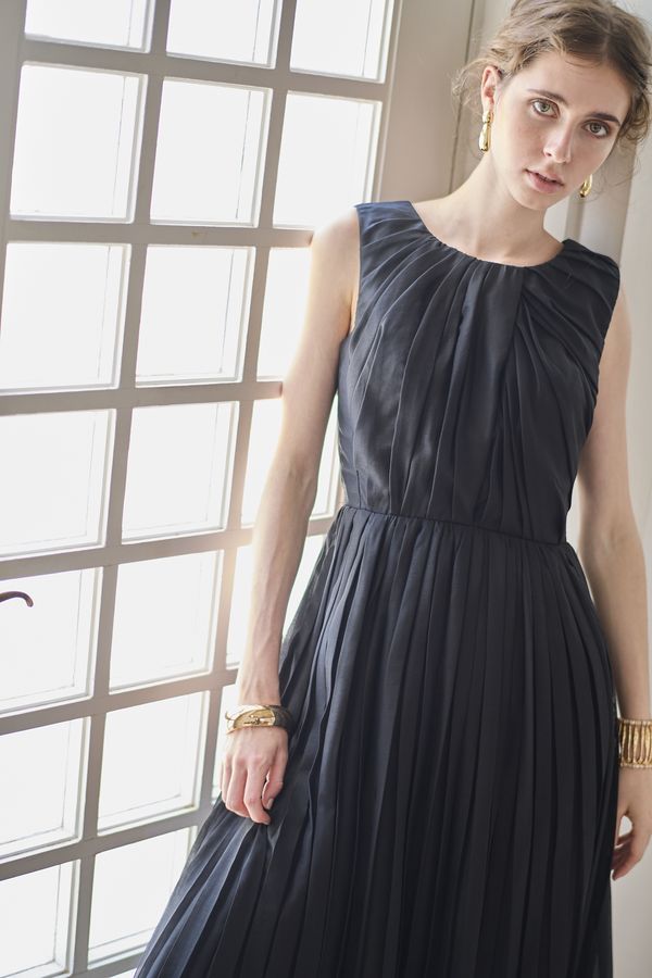 Jazmin Pleaded Dress   <br> -Black-