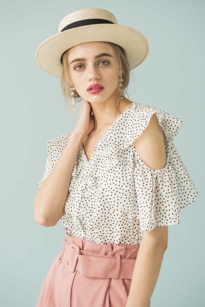 Cold Shoulder Dot Blouse <br> -WHT dot-